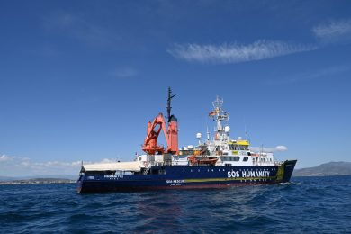 Il Ministro Piantedosi blocca due navi Ong in una sfida a punta di diritto