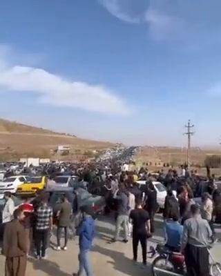 Iran, folla in marcia verso la tomba di Mahsa Amini I video