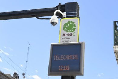 Milano, l’Area C danneggia Polizia e Carabinieri