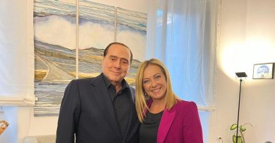 Berlusconi-Meloni, sorrisi dopo l’incontro, ma il difficile comincia adesso