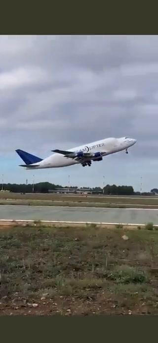 Taranto, Boeing perde ruota in fase di decollo I video