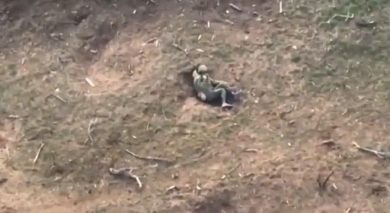 Kherson, soldato russo accerchiato si fa il segno della croce I video