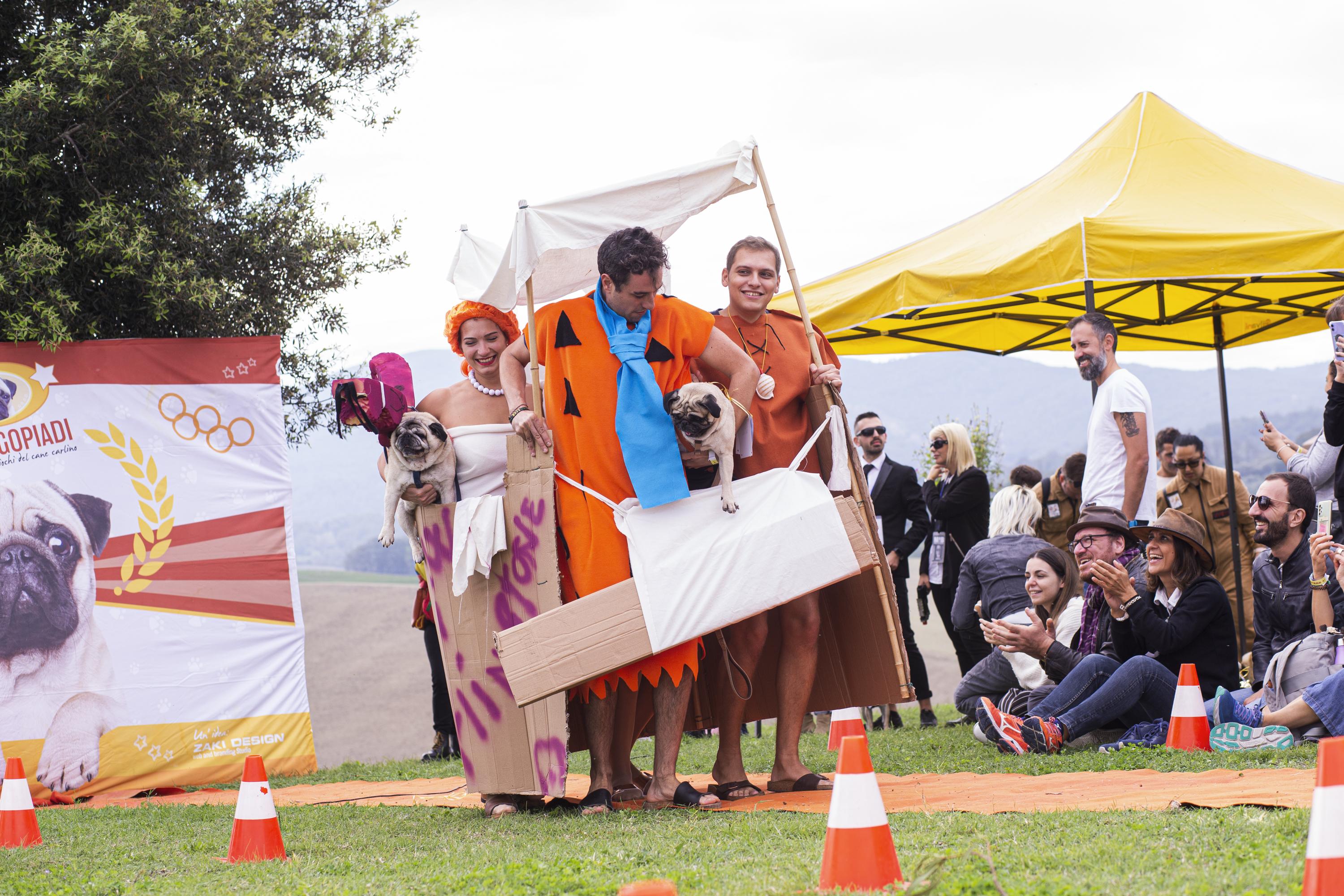 Tornano le Ugopiadi, il raduno di carlini più originale al mondo Tornano le Ugopiadi, il raduno di carlini più originale al mondo