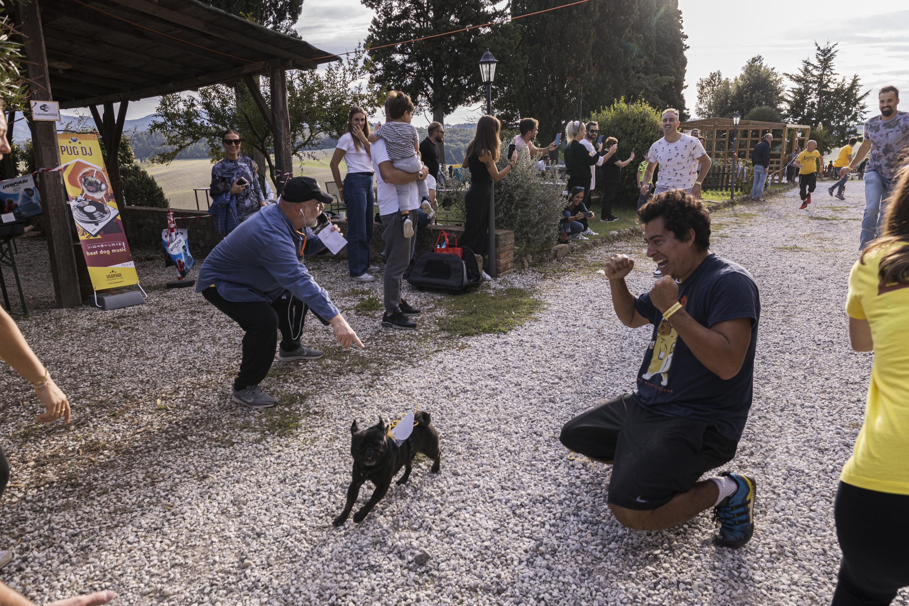 Tornano le Ugopiadi, il raduno di carlini più originale al mondo Tornano le Ugopiadi, il raduno di carlini più originale al mondo