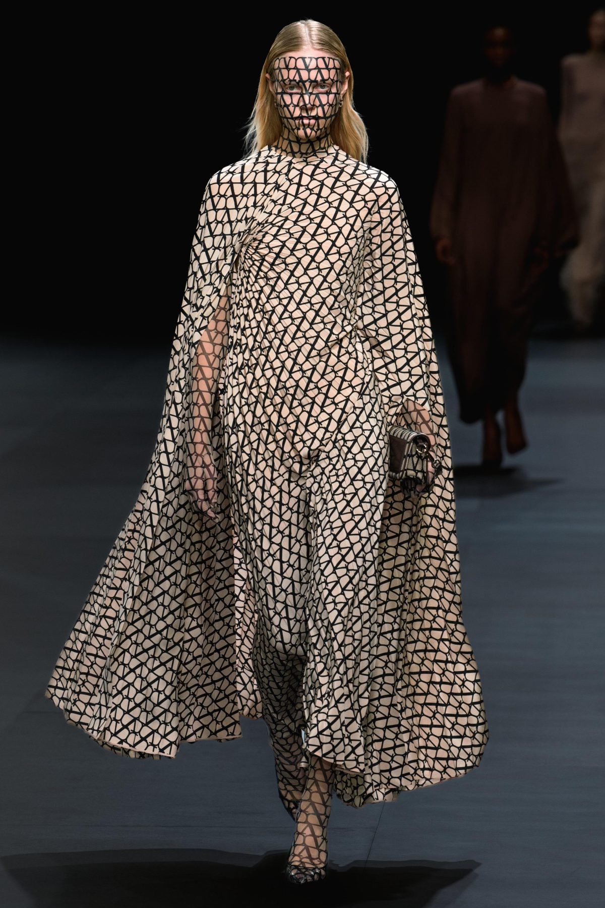 Galleria foto 'Maison Valentino toglie il superfluo e celebra l’eleganza pura e di sostanza' - foto 8