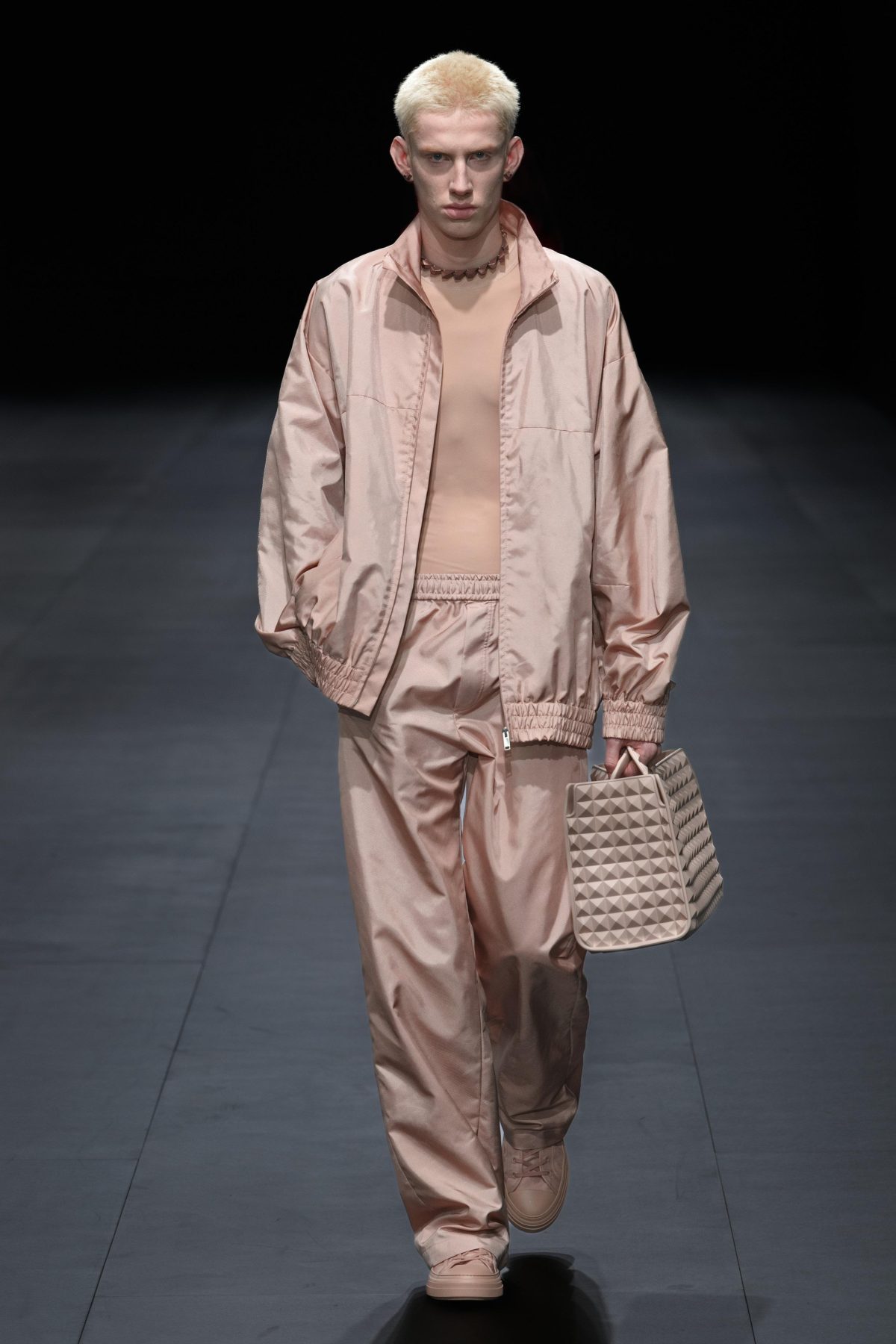 Galleria foto 'Maison Valentino toglie il superfluo e celebra l’eleganza pura e di sostanza' - foto 6