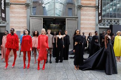 Maison Valentino toglie il superfluo e celebra l’eleganza pura e di sostanza