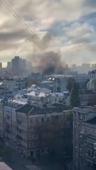 Kiev di nuovo sotto attacco: missili ed esplosioni in centro I video
