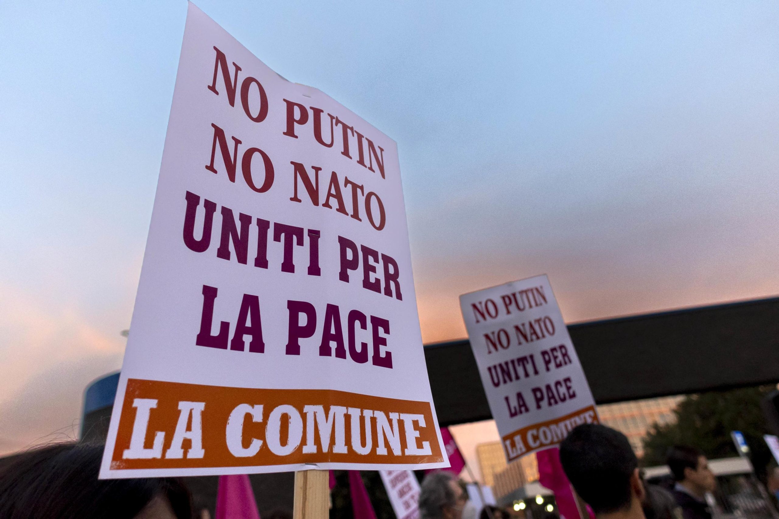 Ora che ha perso le elezioni, la sinistra si riscopre anti Nato