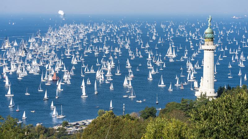 Il grande spettacolo della Barcolana illumina Trieste