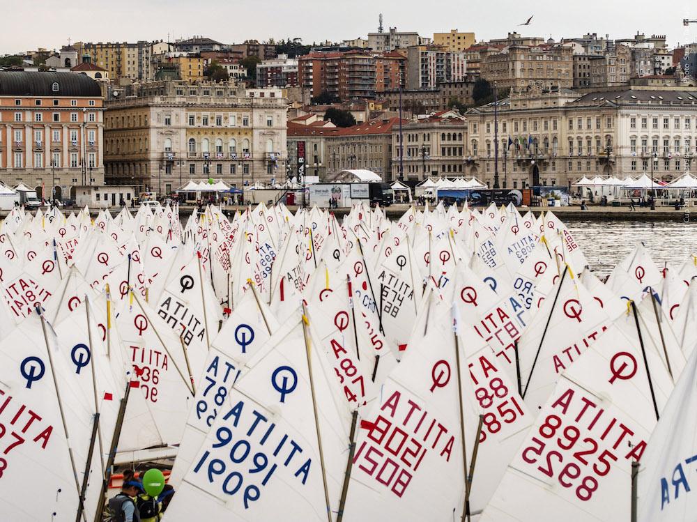 Il grande spettacolo della Barcolana illumina Trieste