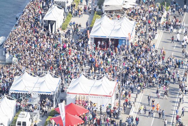 Il grande spettacolo della Barcolana illumina Trieste