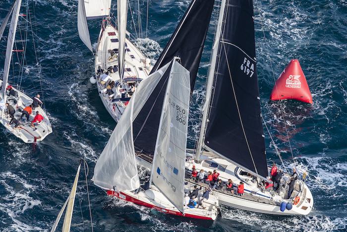 Il grande spettacolo della Barcolana illumina Trieste