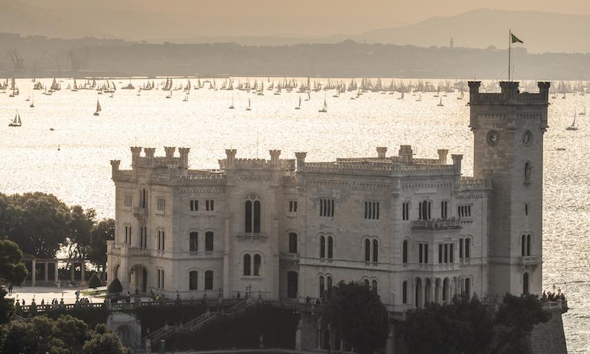Il grande spettacolo della Barcolana illumina Trieste