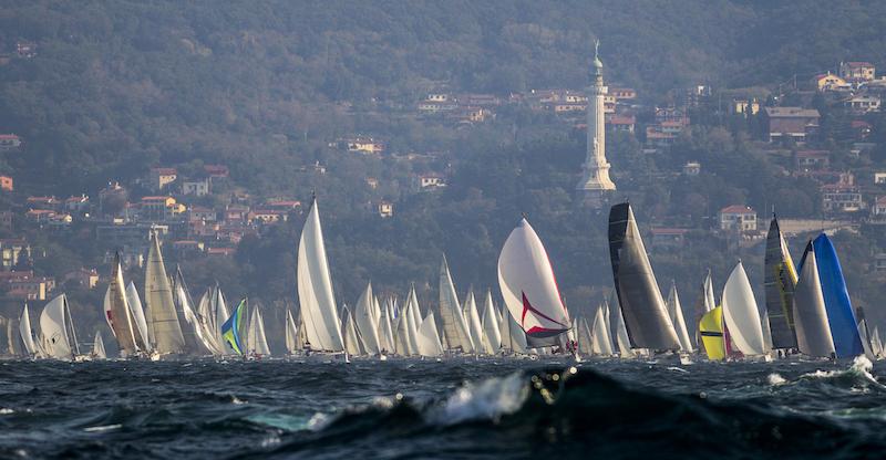 Il grande spettacolo della Barcolana illumina Trieste