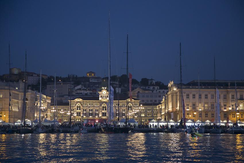 Il grande spettacolo della Barcolana illumina Trieste