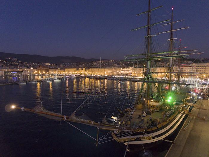 Il grande spettacolo della Barcolana illumina Trieste