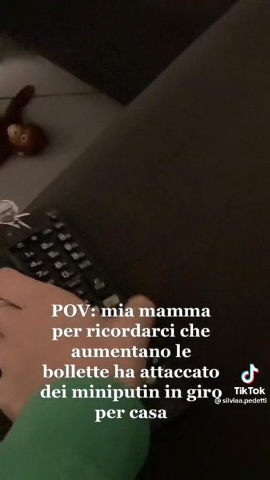 Foto di Putin sulle prese contro il caro bollette I video