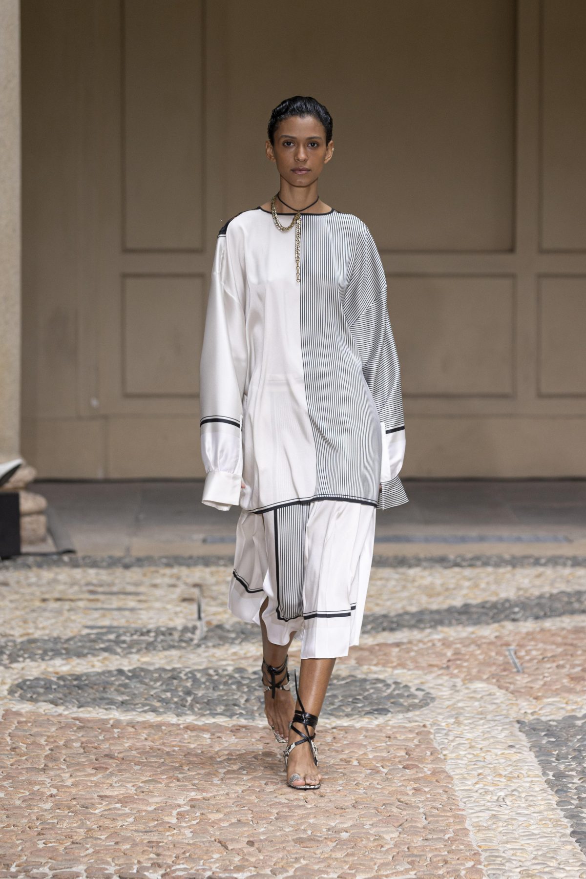 Galleria foto 'L’eleganza milanese si muove lungo un «fil d’or»' - foto 25