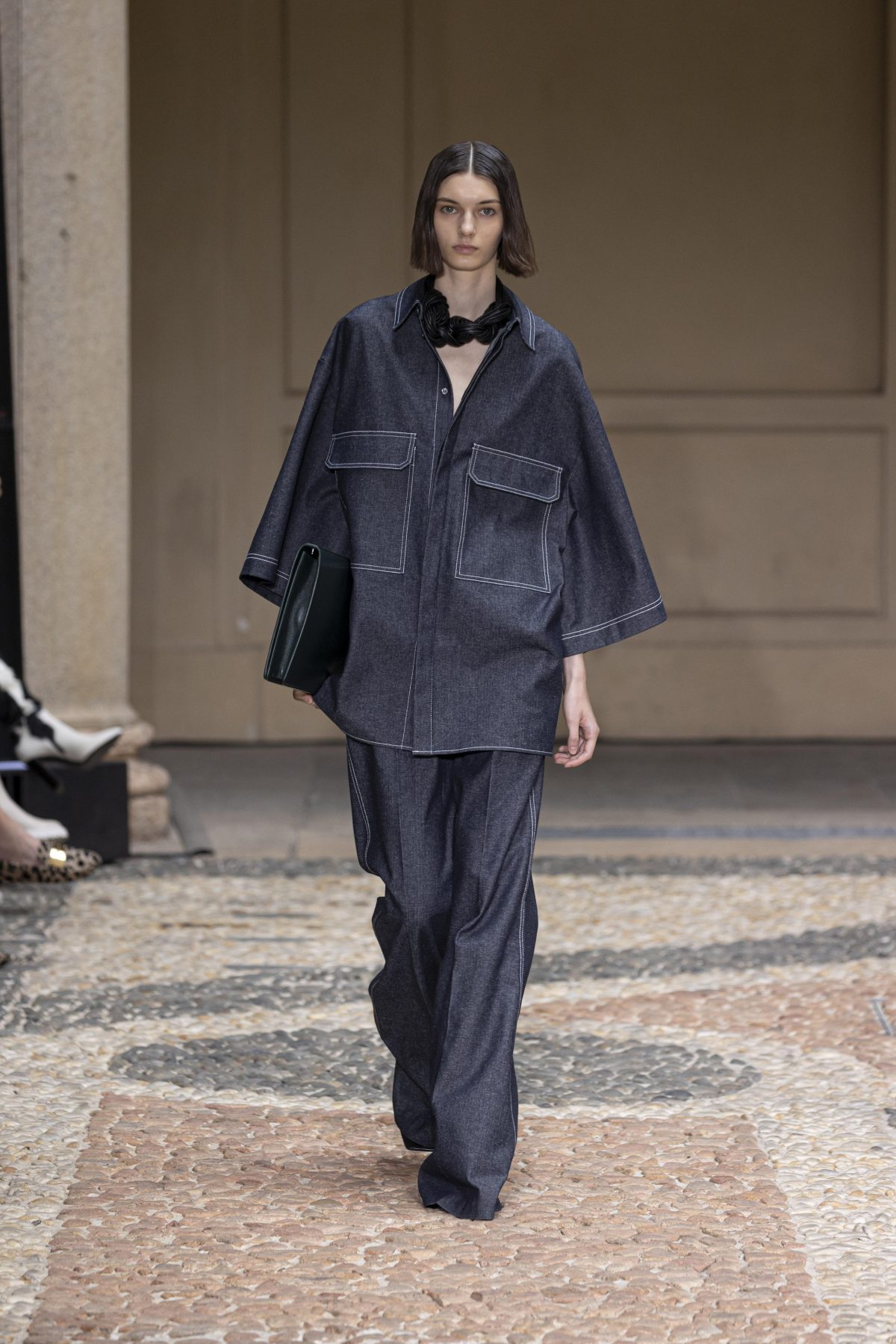 Galleria foto 'L’eleganza milanese si muove lungo un «fil d’or»' - foto 24