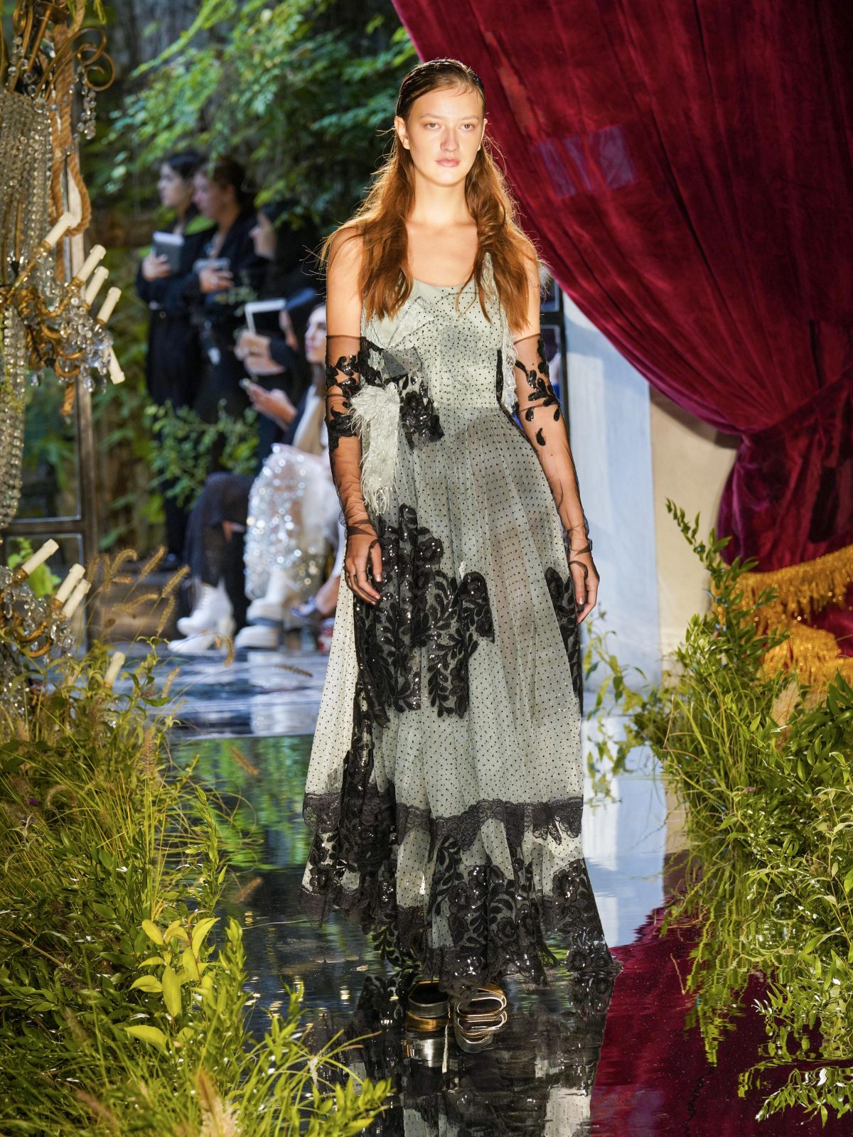 Galleria foto 'L’eleganza milanese si muove lungo un «fil d’or»' - foto 1