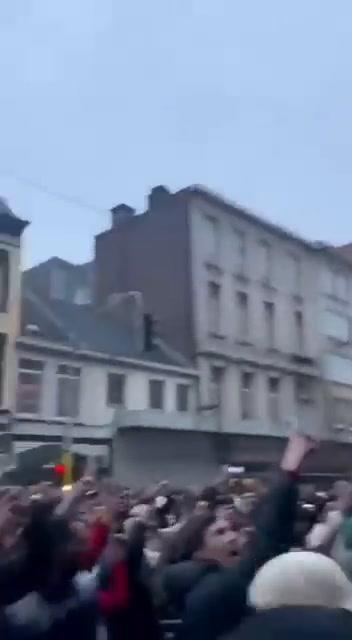 Marocchino ruba la bandiera del Belgio a Bruxelles | video