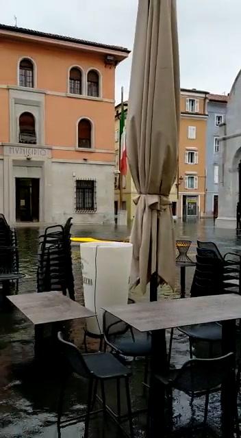 Maltempo in Italia. A Muggia ci si sposta in canoa | video