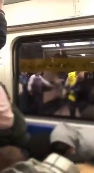 Teheran, la polizia spara in metropolitana I video