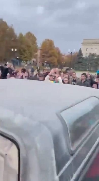 I soldati ucraini entrano a Kherson come degli eroi | video