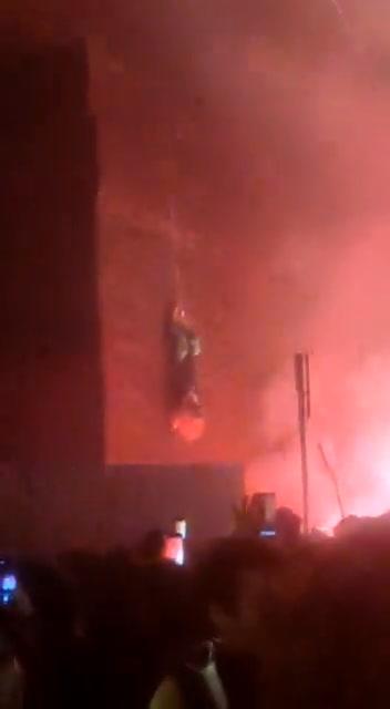 Manichino di Giorgia Meloni appeso a testa in giù a Bologna | video