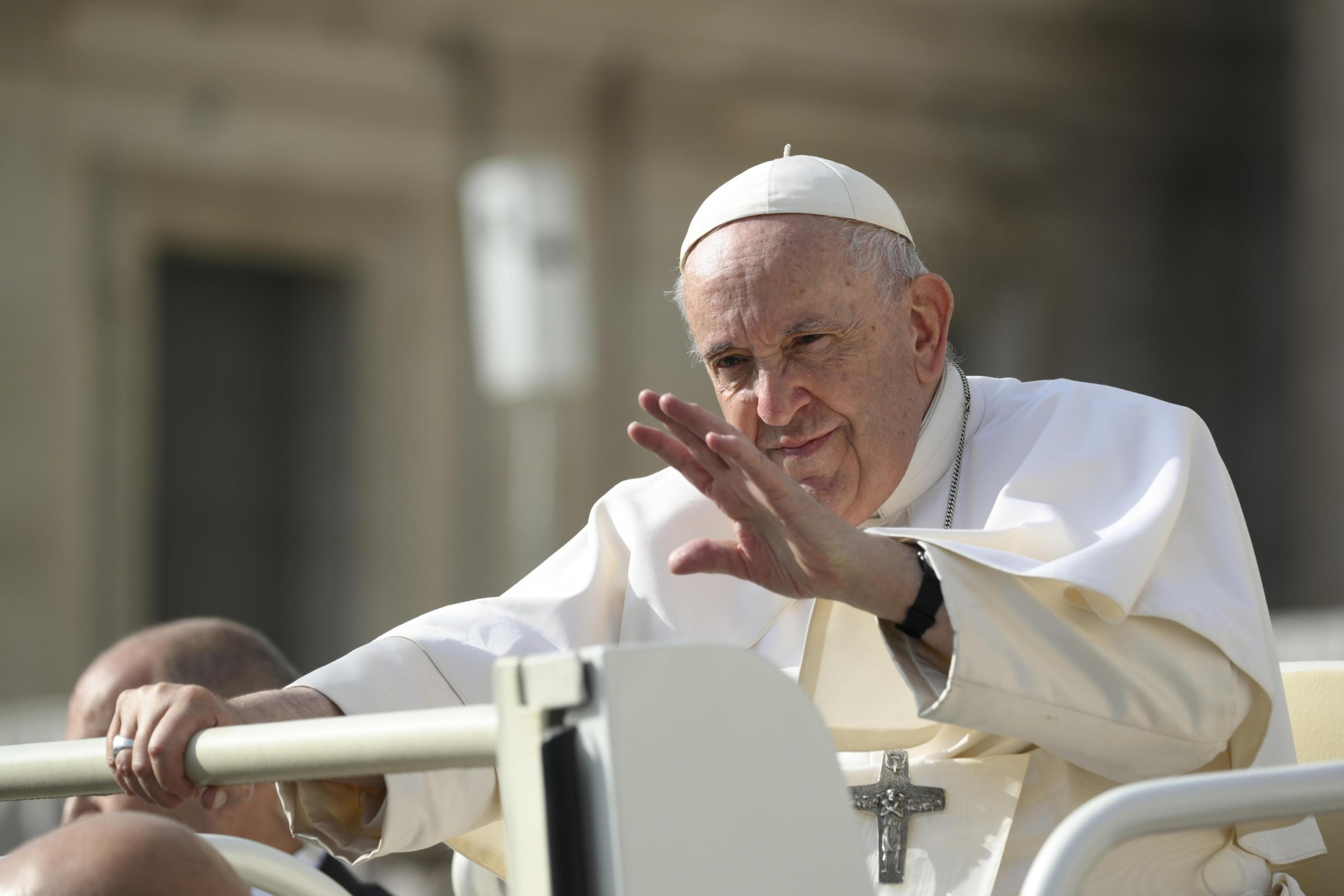 Contro l’Europa sui migranti e vicino alla Meloni. Papa Francesco imbarazza la sinistra