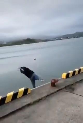 Pescatore lancia la lenza e… finisce in mare I video