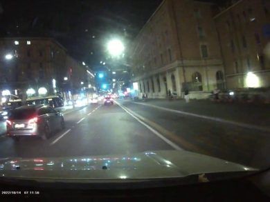 Bologna, filobus senza freni e conducente sbatte su un semaforo I video