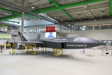 Vola il nuovo drone-caccia di Erdogan