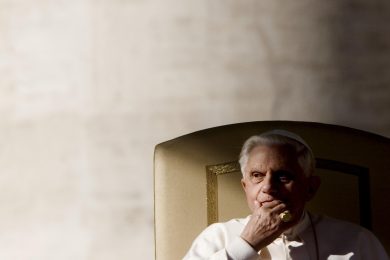 Si aggravano le condizioni di Benedetto XVI