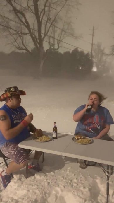 Usa, due «matti» sfidano il Blizzard in maniche corte | video