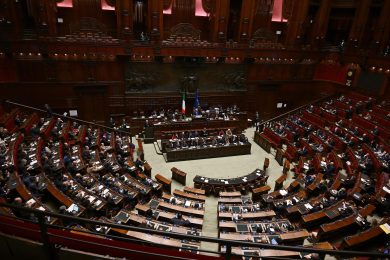 Il governo ottiene la fiducia alla Camera, ma quanta fatica…
