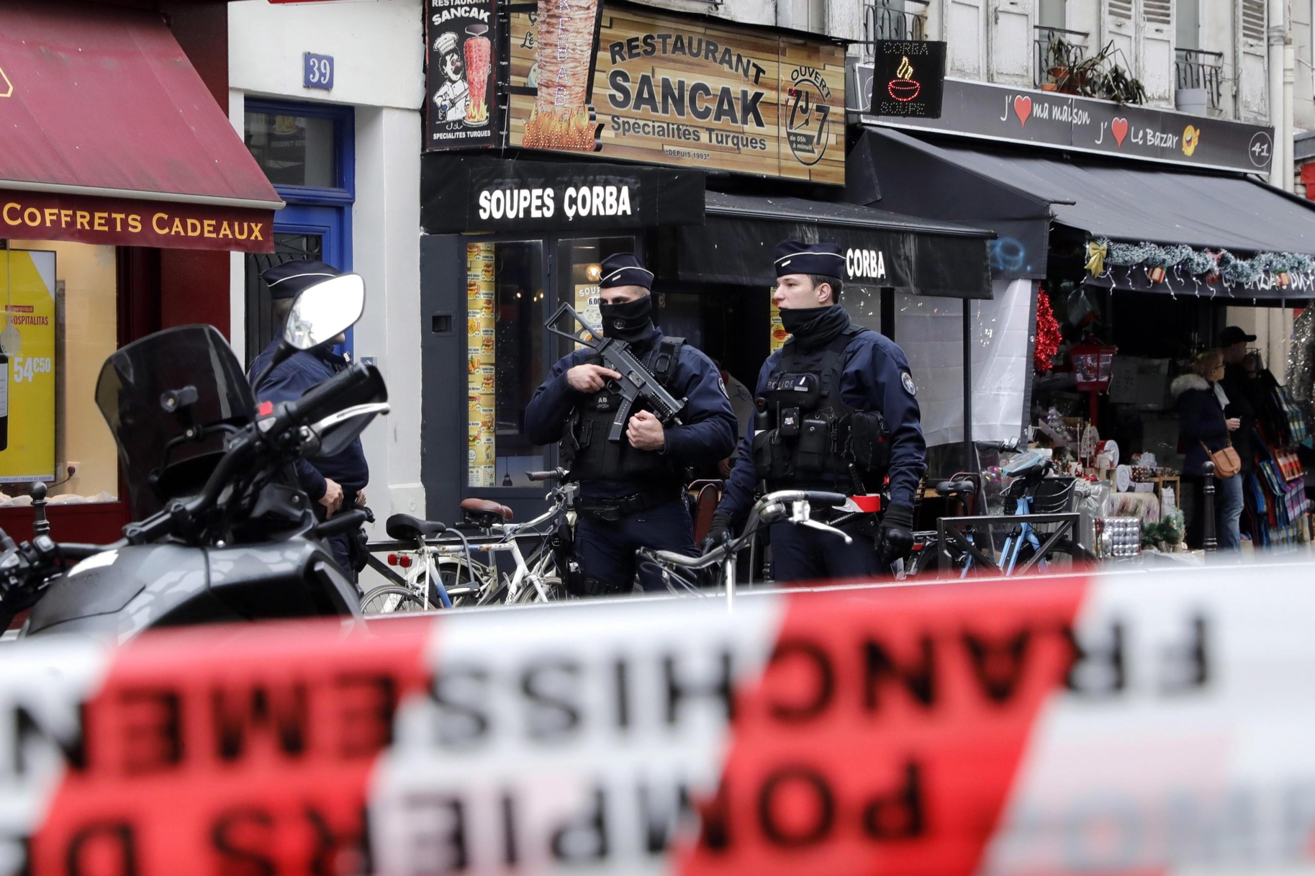 Sparatoria a Parigi: «Tre morti in un centro culturale curdo»