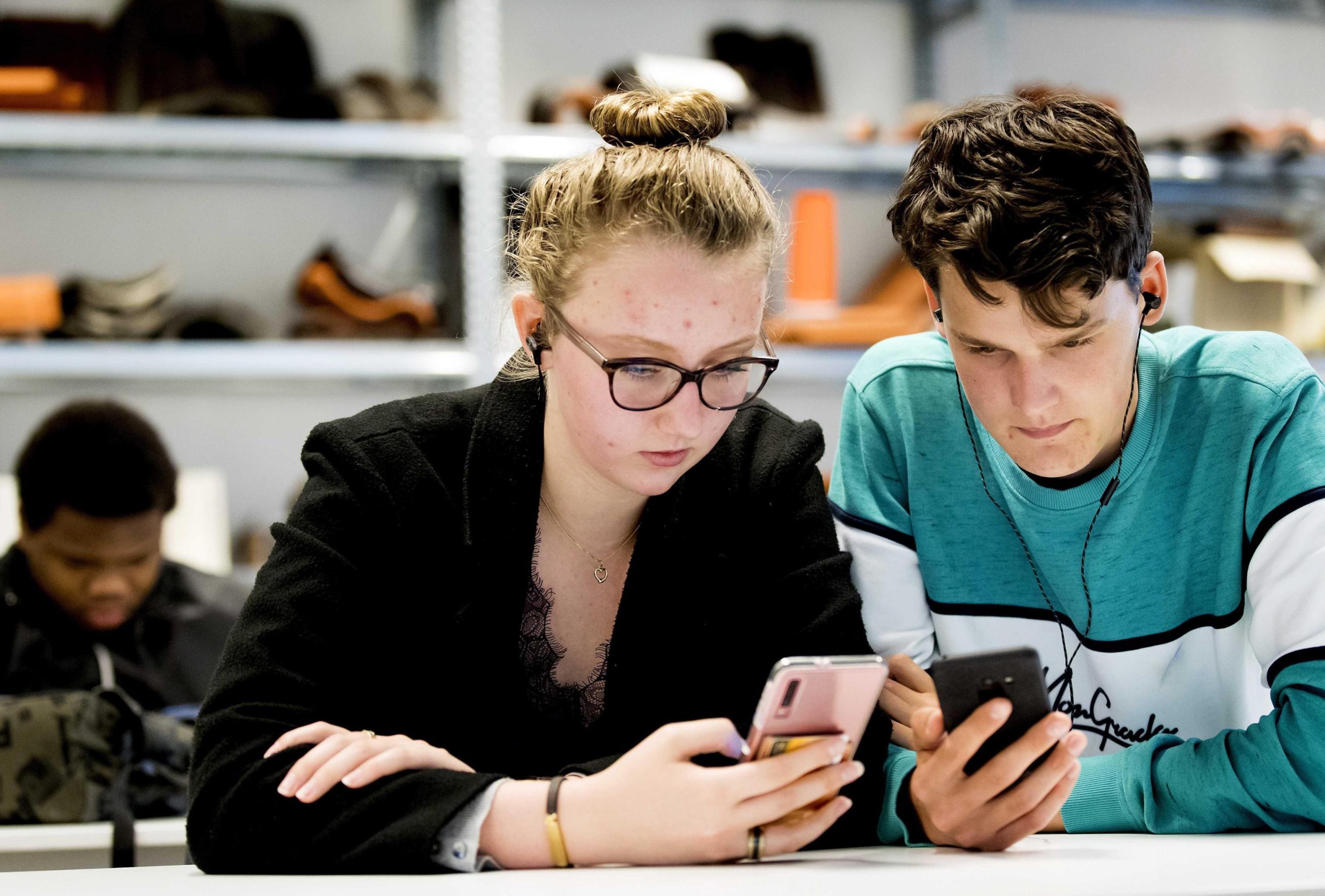 Smartphone a scuola; i nostri giovani vittime del device