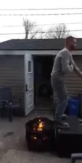 Il salto della brace finisce male | video