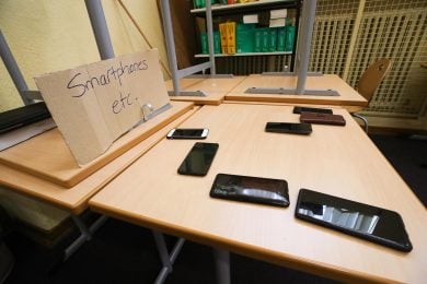 Niente smartphone a scuola; i cellulari in classe distraggono e basta