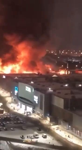 Incendio in un centro commerciale a Mosca | video
