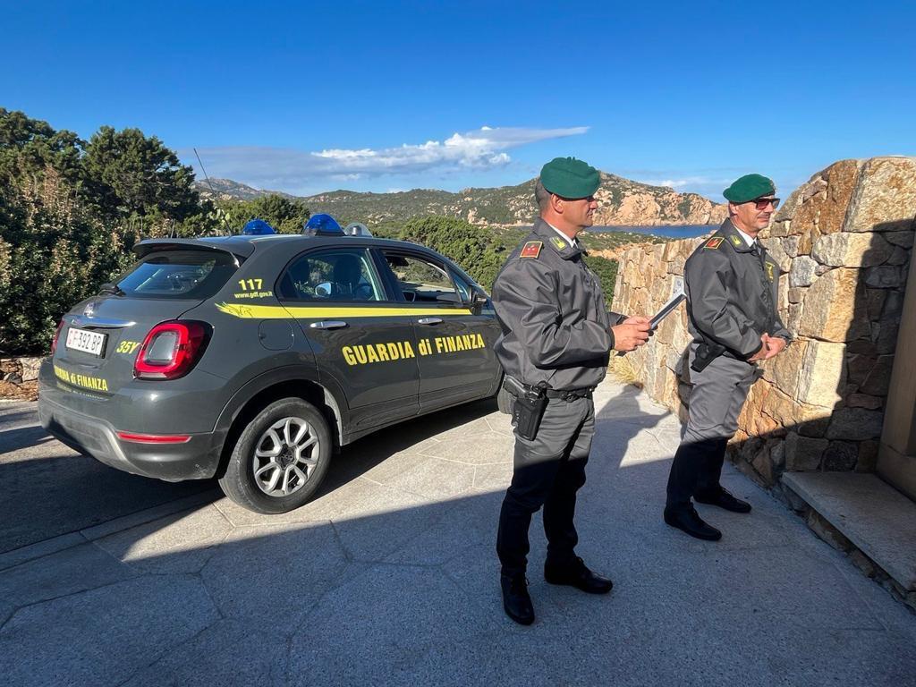 La Guardia di Finanza scopre e sequestra lo yacht di un oligarca russo La Guardia di Finanza scopre e sequestra lo yacht di un oligarca russo