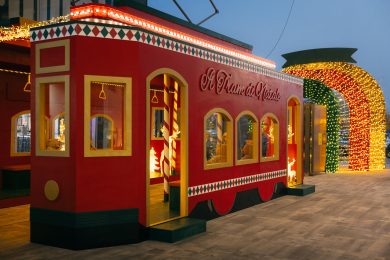 Le strade dei grandi mall si animano con la magia del Natale