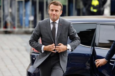 Macron: stop ai migranti, ma non agli affari