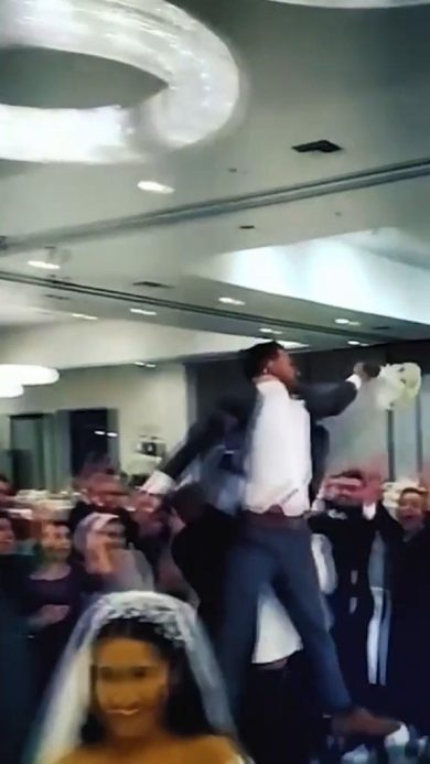 Sposa lancia bouquet ma lo prende lo sposo | video