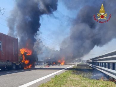 Cremona A21: autocarro si schianta e prende fuoco, circolazione in tilt