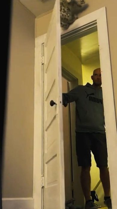 Ragazza spaventa ragazzo con un pupazzo | video