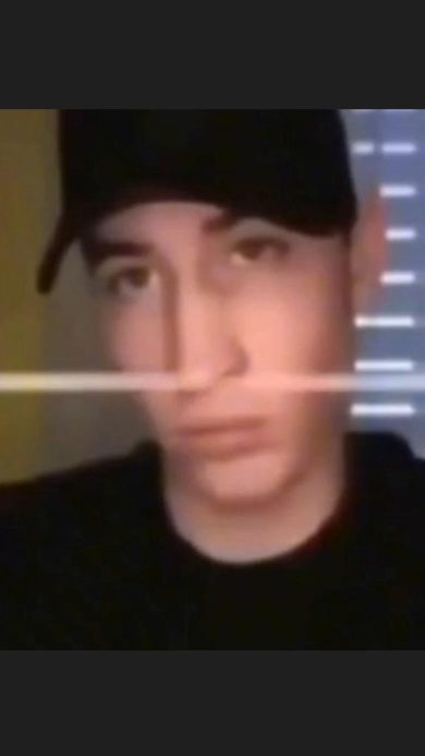 Ragazza fa un nodo alla corda con la lingua | video