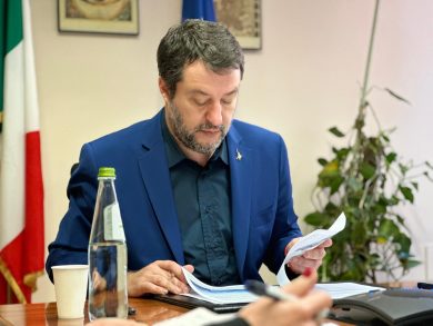 Meno tv, meno social. La nuova strategia di Salvini che sorprende e paga (nei sondaggi)